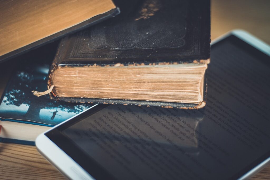 antigo-e-moderno-1024x682 Por Que Livros Clássicos Ainda Funcionam no Século XXI?