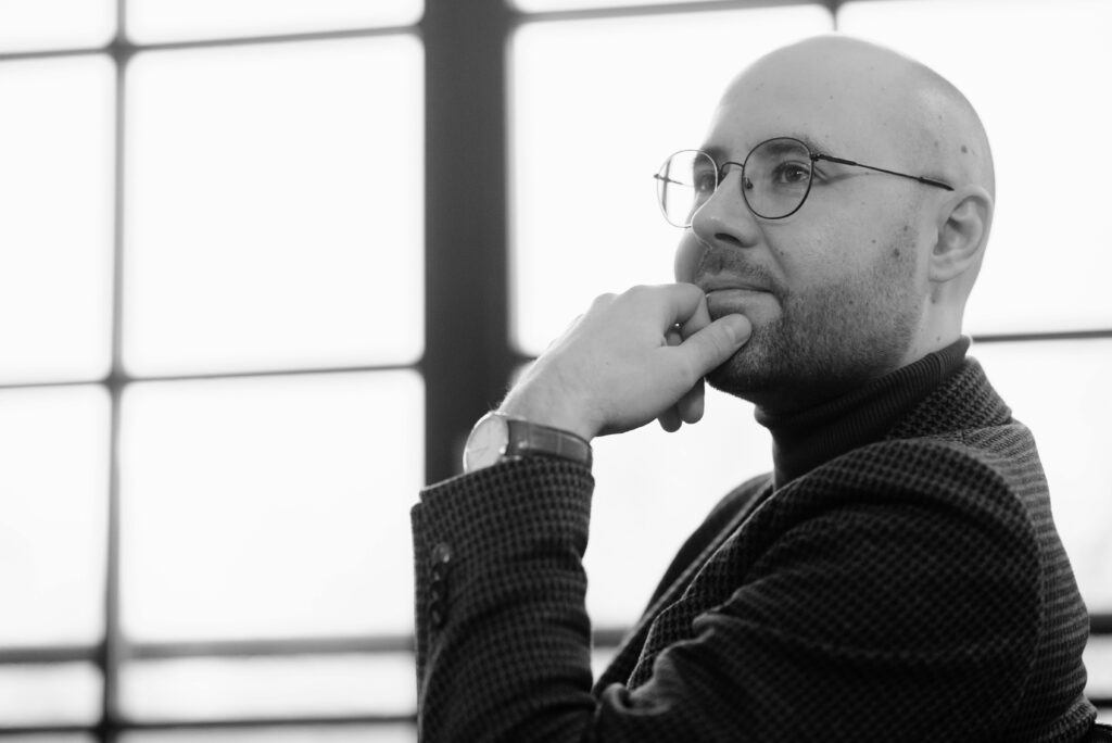 pexels-pavel-danilyuk-6715996-1024x684 5 Livros Que Desenvolvem Pensamento Crítico Para Usar na Redação