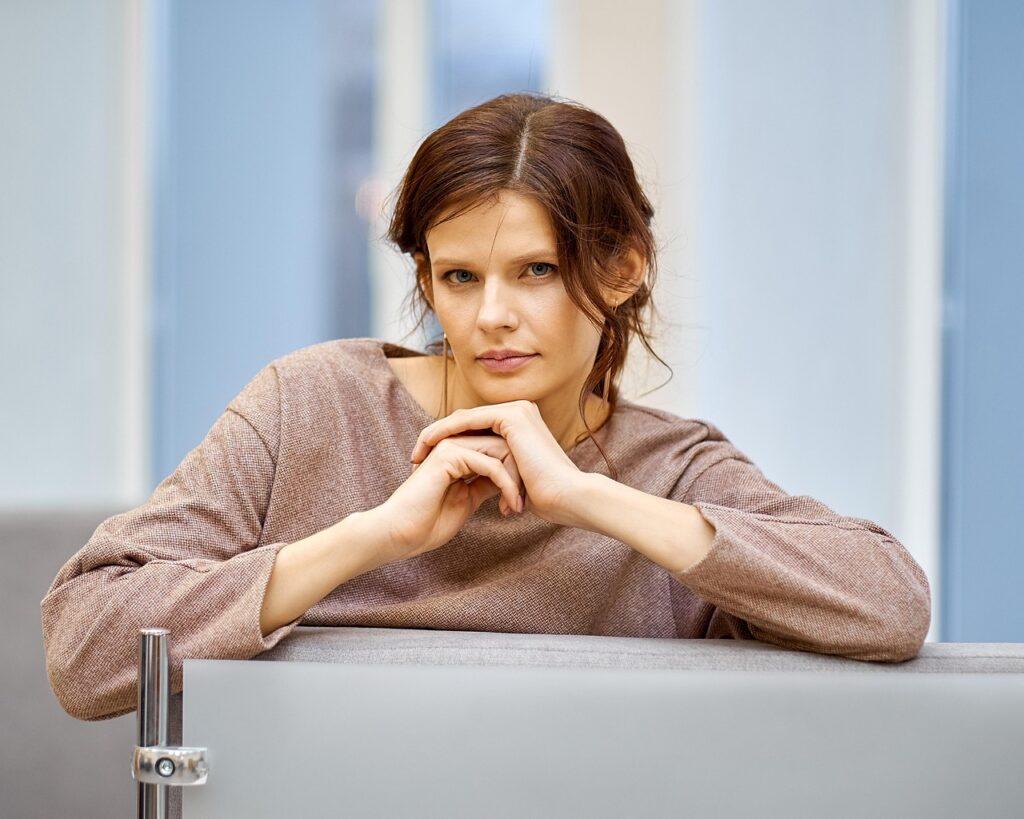 woman-6008055_1280-1024x819 Papel vs Digital: Qual Formato Faz Você Aprender Mais?